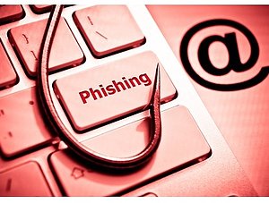 Phishing – Angelhaken auf Tastatur 