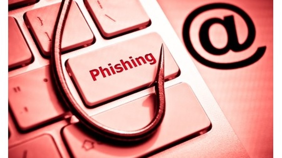 Phishing – Angelhaken auf Tastatur 