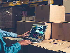 Laptop mit Logistik-Software im Lager