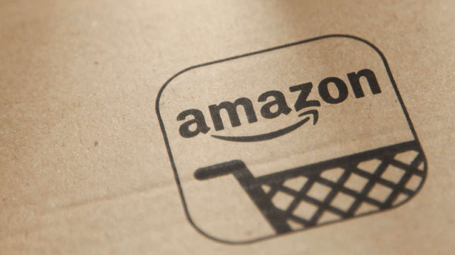 Amazon-Logo auf einem Paket &ndash; Sinnbild f&uuml;r Amazons Logistik- und Fulfillment-L&ouml;sungen