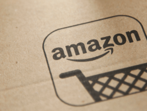 Amazon-Logo auf einem Paket &ndash; Sinnbild f&uuml;r Amazons Logistik- und Fulfillment-L&ouml;sungen