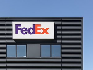 FedEx Logo an Gebäude