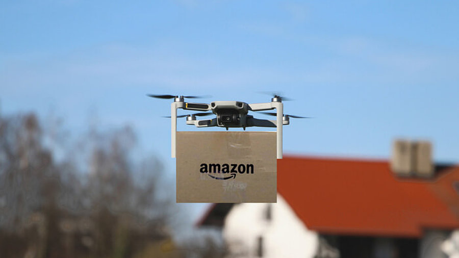 Lieferdrohne, die ein Amazon-Paket zu Kunden bringt