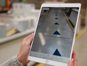 Tablet mit AR in Lagerhalle