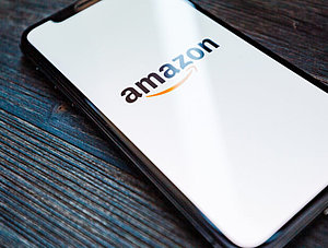 Amazon-Logo auf Smartphone