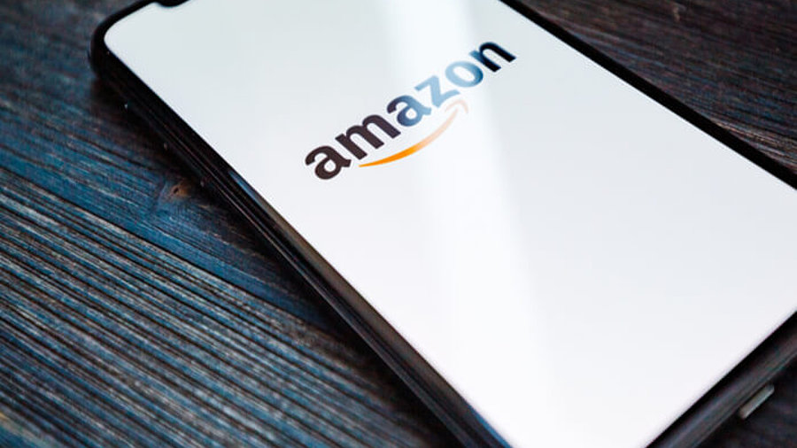 Amazon-Logo auf Smartphone