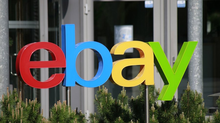 Logo des Online-Marktplatzes Ebay an seinem Standort in Berlin