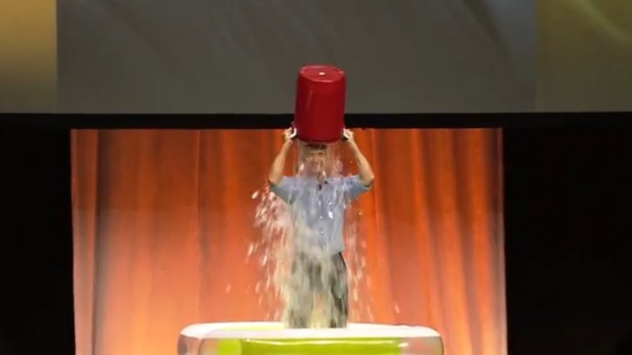 Jeff Bezos während der Ice Bucket Challenge.