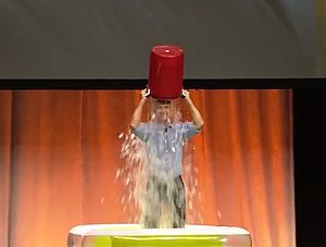 Jeff Bezos während der Ice Bucket Challenge.