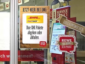 DHL Paketshop Aufkleber Rewe Filiale