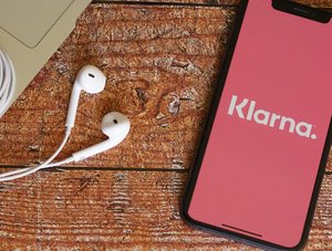 Klarna-Logo auf einem Smartphone