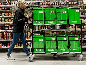 Frau mit Amazon-Fresh-Boxen