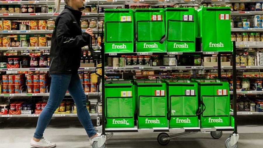 Frau mit Amazon-Fresh-Boxen