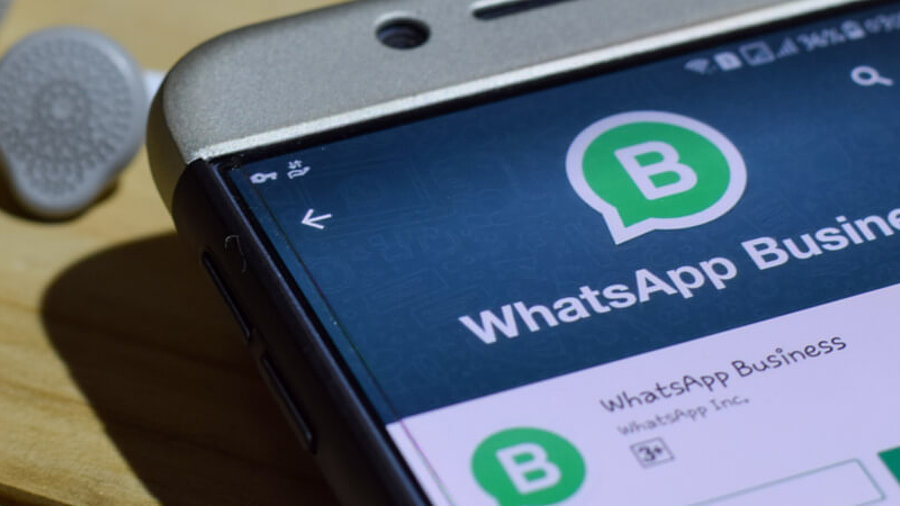 WhatsApp Business Logo auf einem Smartphone