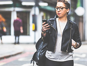 Junge Frau mit Handy