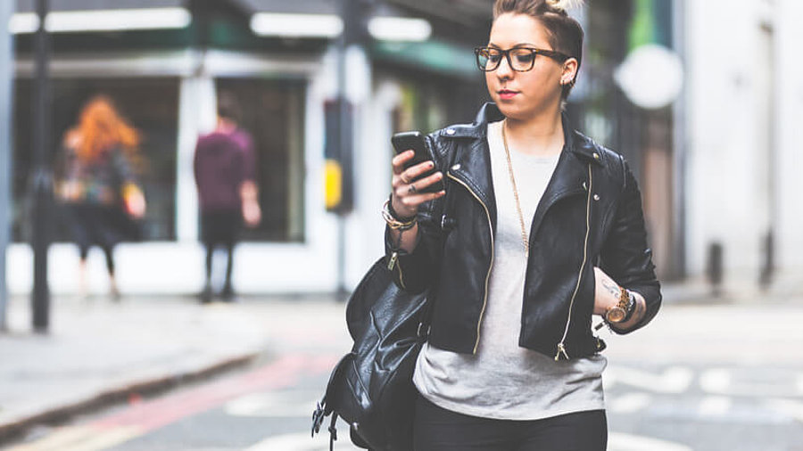 Junge Frau mit Handy