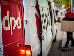 Paketbote und Van des Logistikers DPD