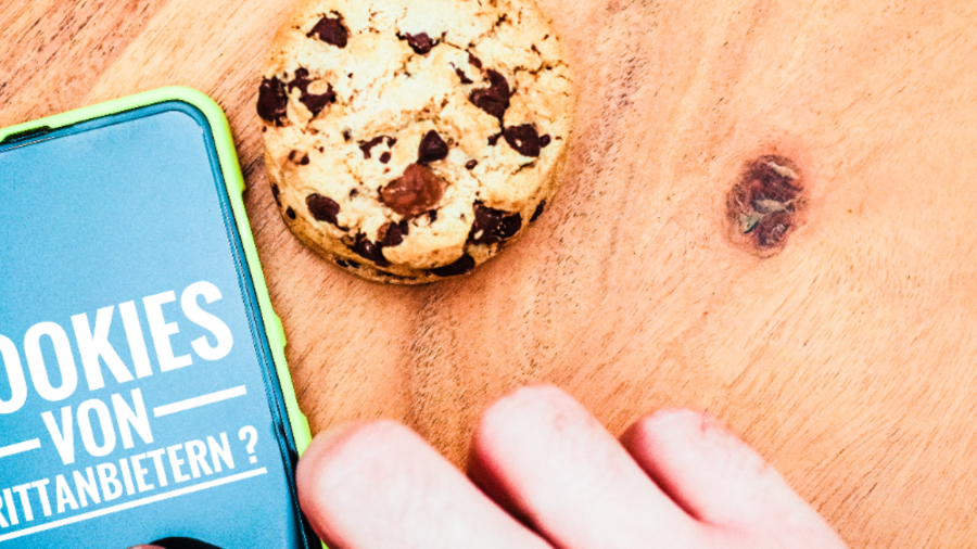 Tablet mit einem Cookie daneben