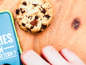 Tablet mit einem Cookie daneben