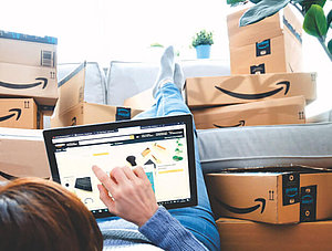 Person shoppt auf Tablet bei Amazon