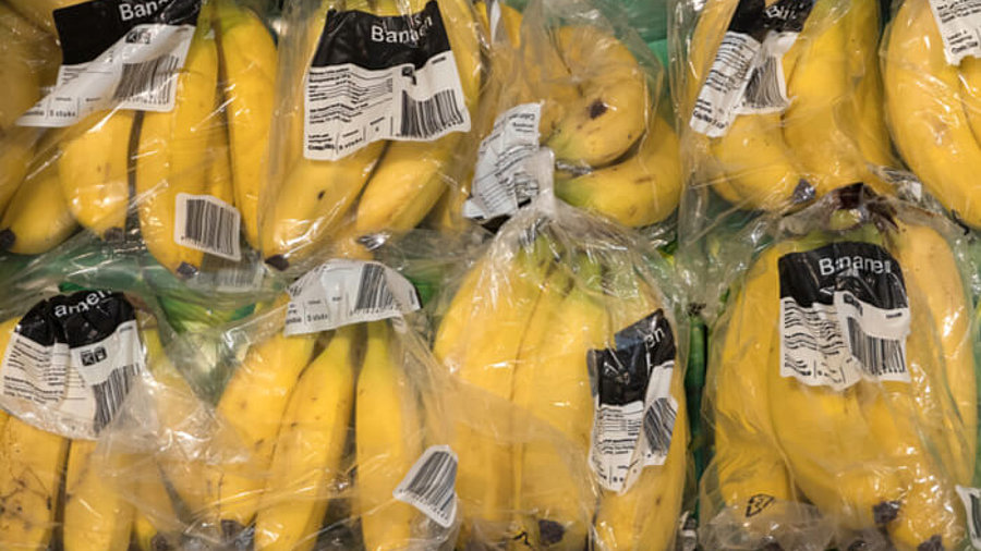 Bananen in Plastikverpackungen