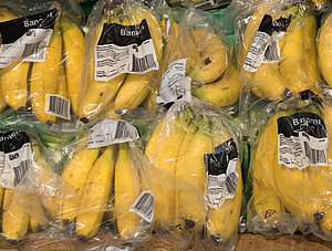 Bananen in Plastikverpackungen