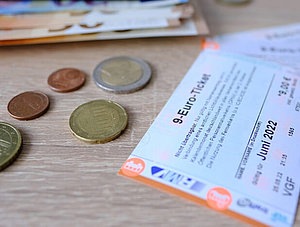 Das 9-Euro-Ticket liegt auf einem Tisch