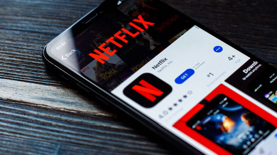 Netflix-App die auf Smartphone ge&ouml;ffnet ist
