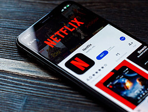 Netflix-App die auf Smartphone ge&ouml;ffnet ist