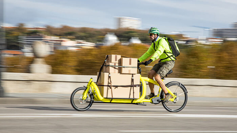 Lastenfahrrad mit Paketen in der Stadt