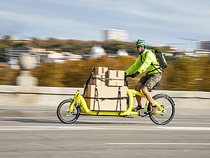 Lastenfahrrad mit Paketen in der Stadt