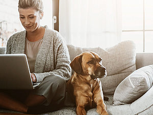 Frau mit Laptop und Hund