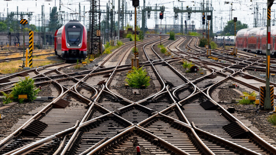 Sich kreuzende Bahnschienen am Frankfurter Hauptbahnhof