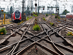 Sich kreuzende Bahnschienen am Frankfurter Hauptbahnhof