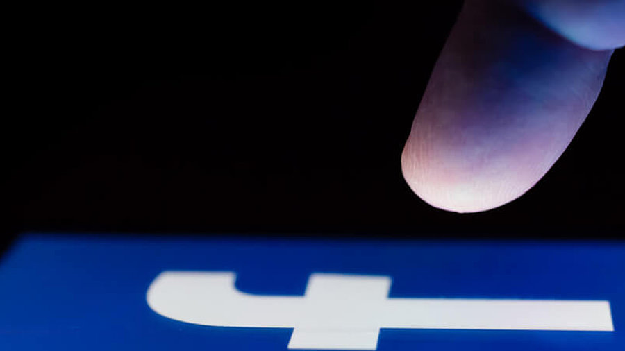 Finger auf Facebook-Logo