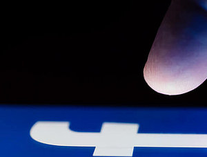 Finger auf Facebook-Logo