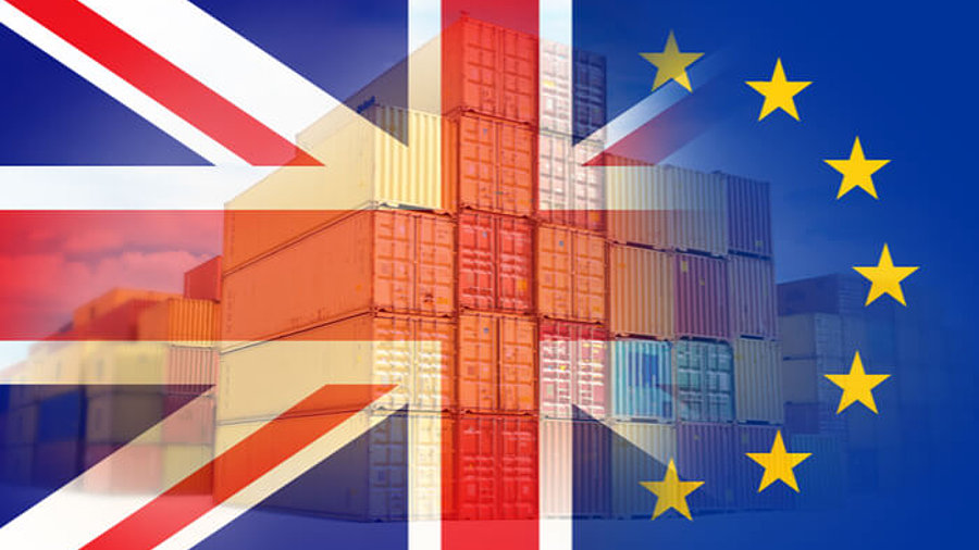 Container und britische Flagge