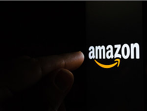 Finger zeigt auf Amazon Logo