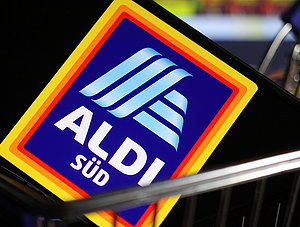 Aldi S&uuml;d-Logo auf Smartphone in Einkaufswagen