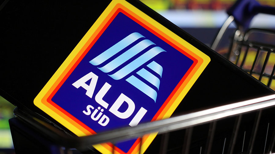 Aldi S&uuml;d-Logo auf Smartphone in Einkaufswagen
