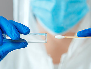 Covid 19 pcr Test in den H&auml;nden der Krankenschwester