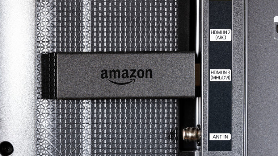 Amazons Streaming-Stick des Labels Fire TV an einem TV-Gerät