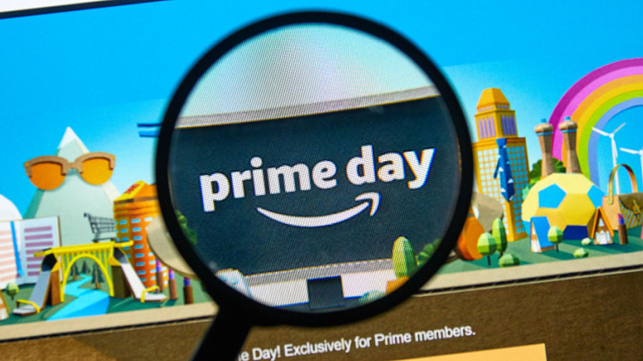 Grafik zum Amazon Prime Day mit Lupe