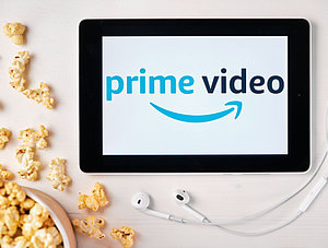 Prime Video auf Tablet nebst Popcorn