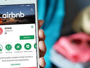 Airbnb App auf Smartphone