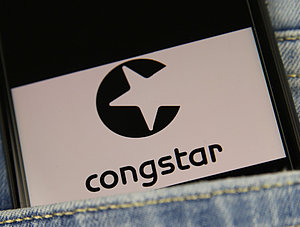 Congstar auf Smartphone in Hosentasche