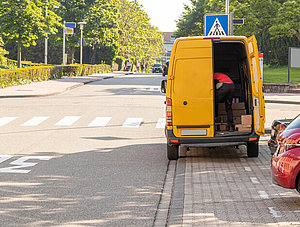 Zustellauto auf Radweg