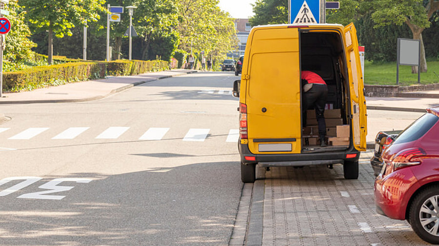 Zustellauto auf Radweg