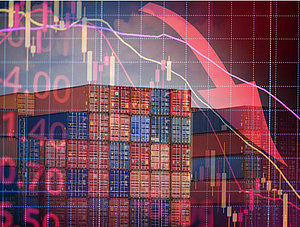 Diagramm mit abfallenden Graphen vor Logistikcontainern, Negativentwicklung