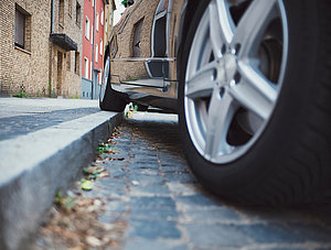 Auto parkt auf Gehsteig